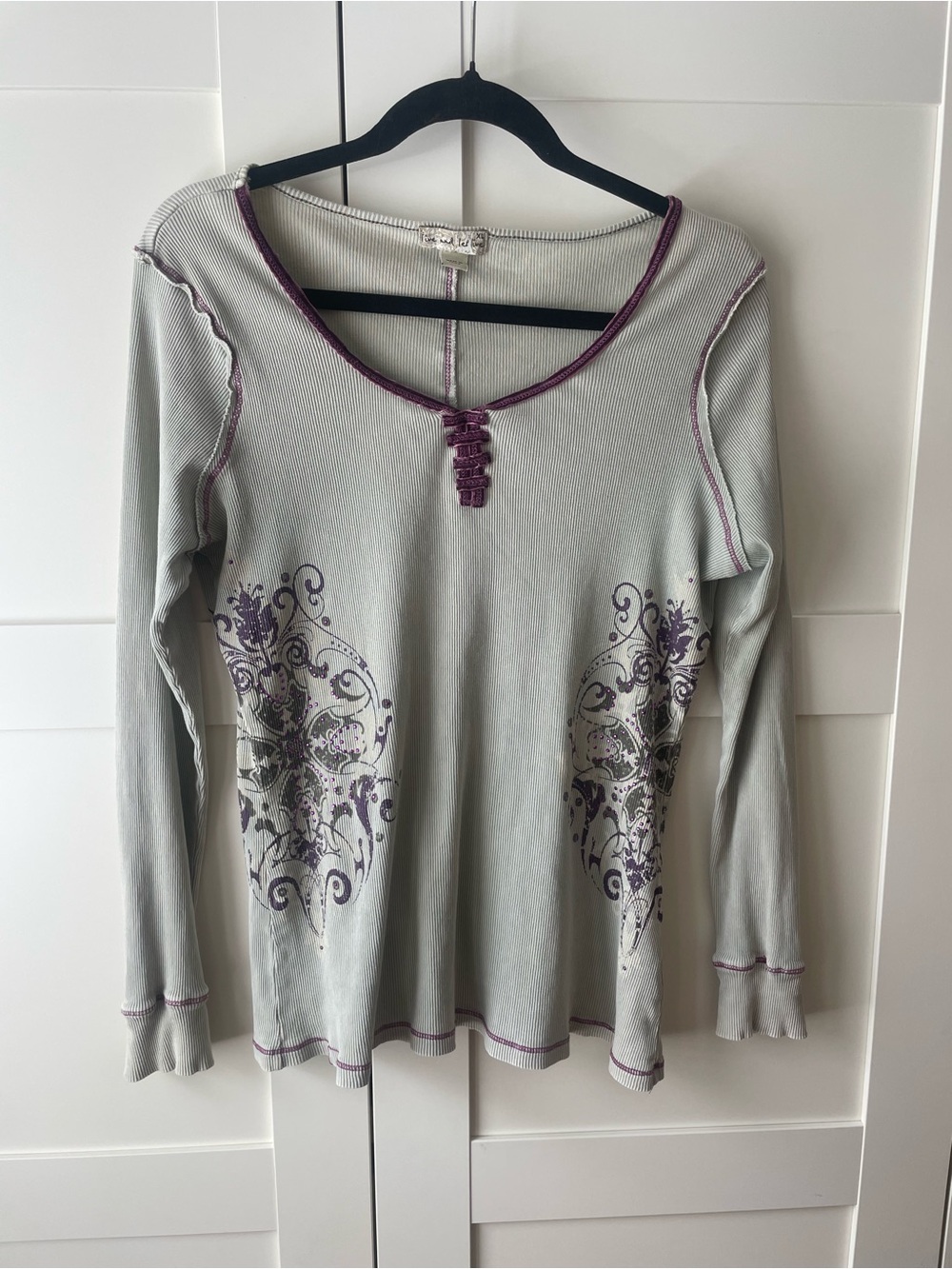 Y2K “Live and Let Live” Gray Long Sleeve Top w/ Purple Velvet Trim & Rhinestones
